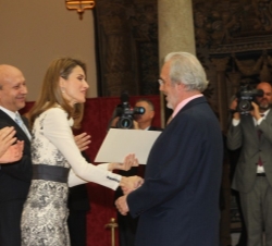 El cineasta y escritor, Manuel Gutiérrez Aragón recibe, de manos de la Princesa de Asturias, la Medalla de Oro al Mérito en las Bellas Artes